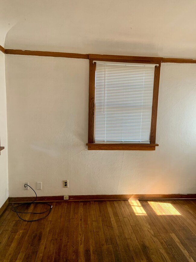 Building Photo - Charming 2bdrm 1 bath house with garage and fenced yard