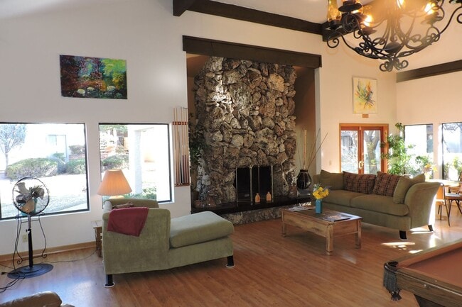 Building Photo - Gorgeous 2B/2B condo with Red Rock views, ...
