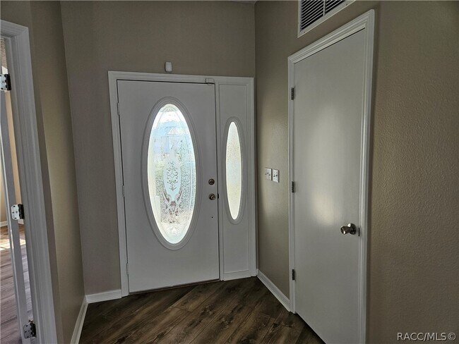 Building Photo - 2137 N Brentwood Cir