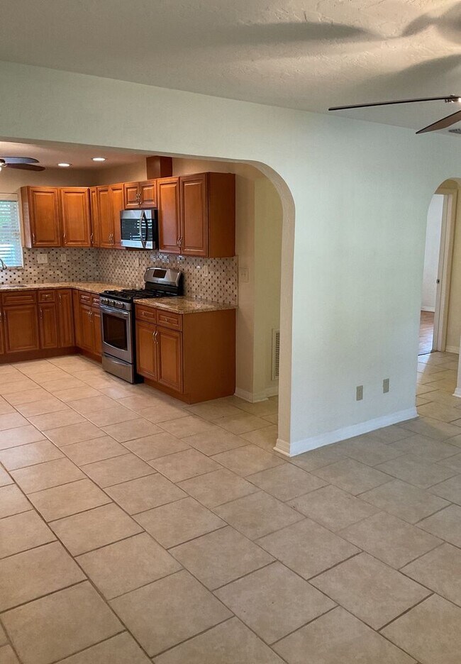 Building Photo - Beautiful Remodeled Home In Floral Park Neighborhood