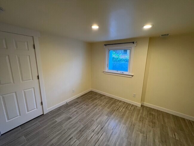 Building Photo - 2312 20th Ave S