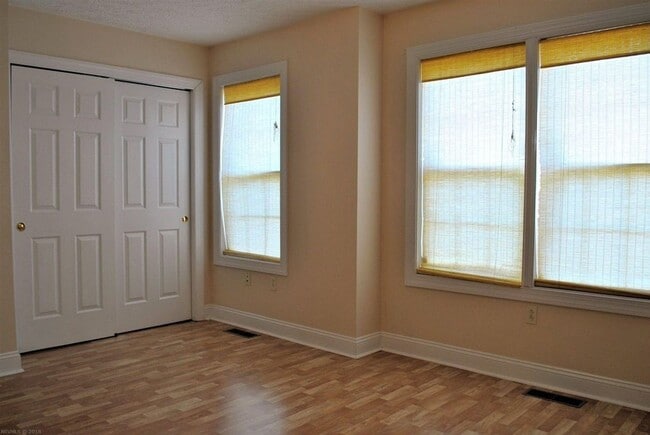 Building Photo - 415 Oak Tree Blvd NW