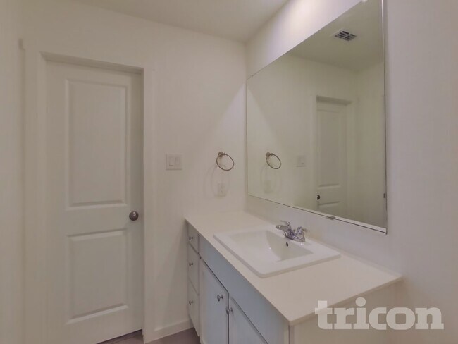 Building Photo - 806 Ginkgo Wy