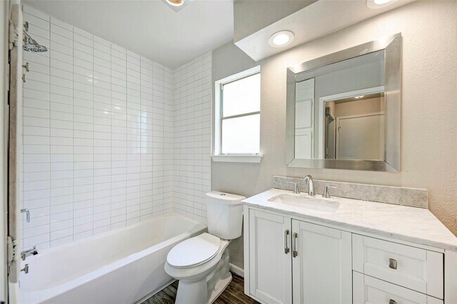 Building Photo - 2106 Nickerson St