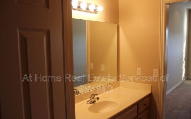 Building Photo - 305 Excalibur Ct