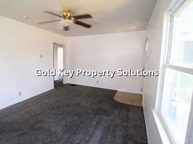 Building Photo - MEADOWBROOK AREA 2 BR 1 BA House with Central Air and Garage (SECTION 8 APPROVED)