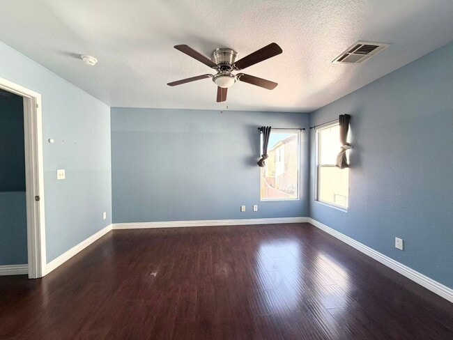 Building Photo - Beautiful 2-story home offering 3 bedrooms, 2.5 bathrooms