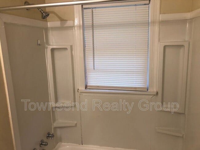 Building Photo - 3649 Dresden Dr E