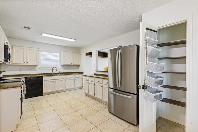 Building Photo - 604 Spring Breeze St