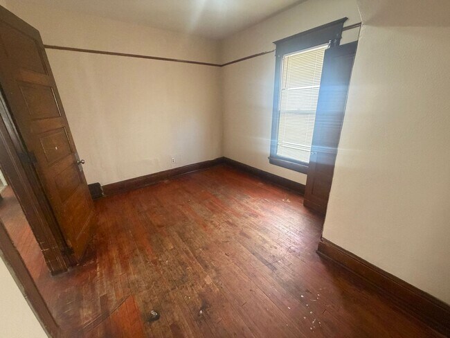 Building Photo - 2355 N Hubbard St