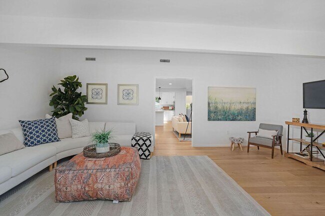 Building Photo - Fully Renovated Orinda Home for Rent, Avai...