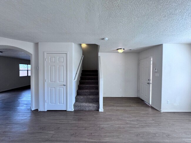 Building Photo - 4 bedroom 2.5 bath home-New Flooring