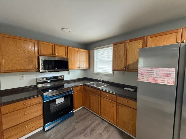 Building Photo - Spacious Five Bedroom, Single Family Home ...