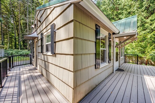 Building Photo - Charming 1-Bedroom Cottage Near Hood Canal...