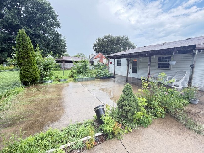 Building Photo - Lovely 4 Bedroom and 3 Bath House!