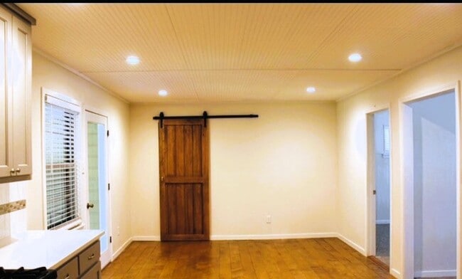 Building Photo - Spacious 4 Bed 2 Bath with Enclosed Patio and Stainless Steel Appliances