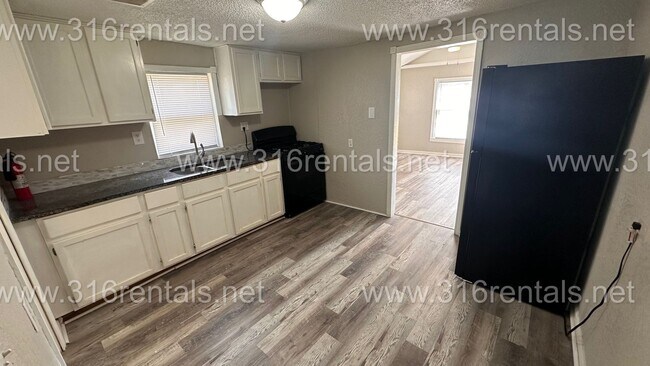 Building Photo - $850 - 2 bedroom/ 1 bathroom - Newly remod...
