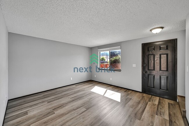 Building Photo - 2 BED & 1.5 BATH DUPLEX FOR RENT