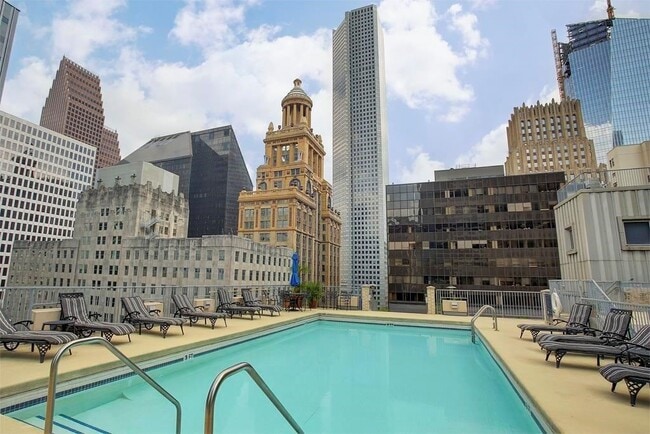 Building Photo - 914 Main St