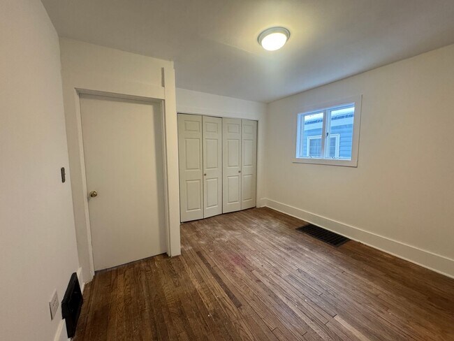 Building Photo - 213 Depeyster St