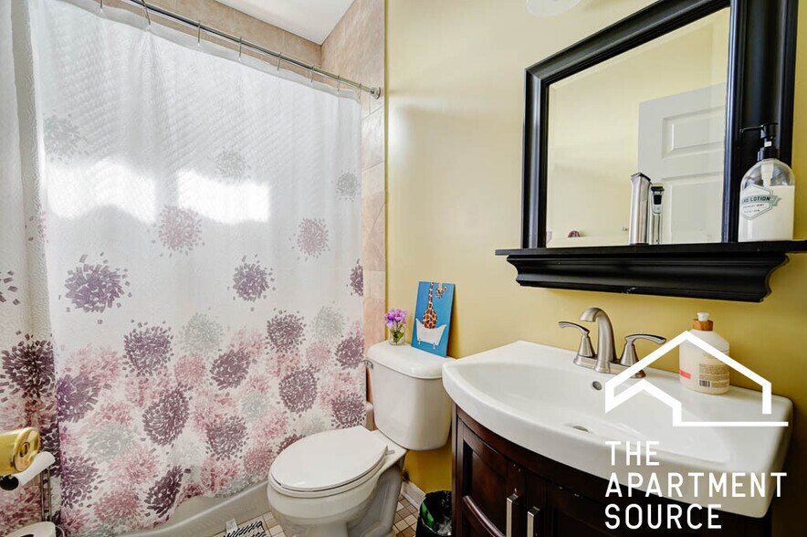 Building Photo - 1341 W Fletcher St