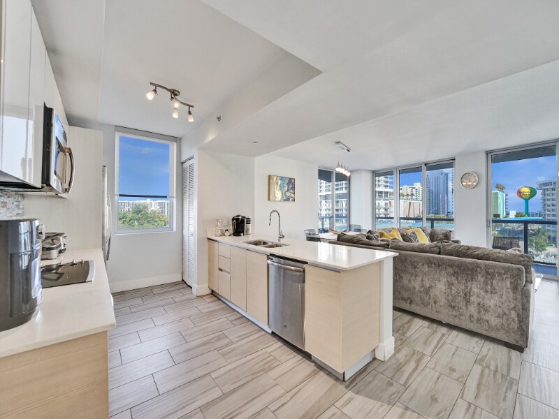 Building Photo - 2602 E Hallandale Beach Blvd