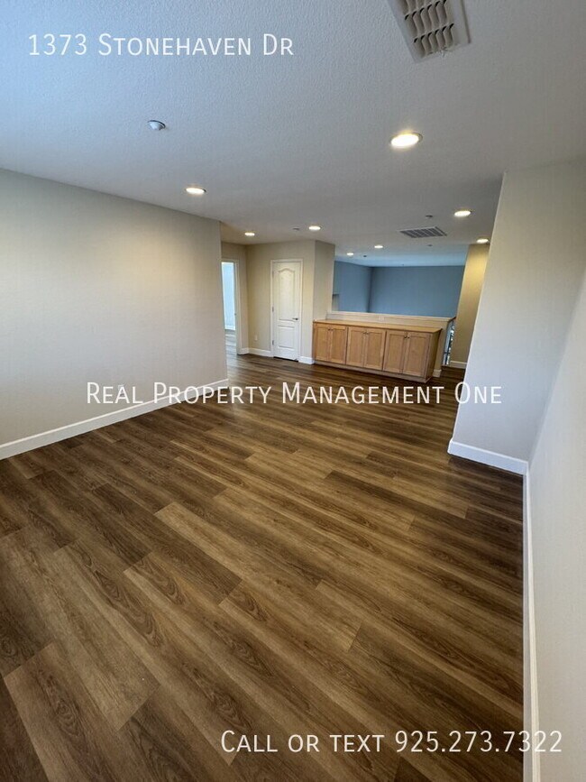 Building Photo - 1373 Stonehaven Dr