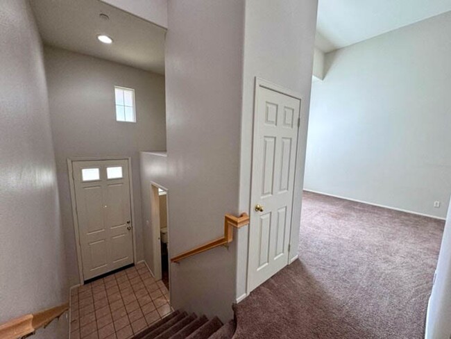 Building Photo - 3 bedroom Murrieta Condo in the gated Will...