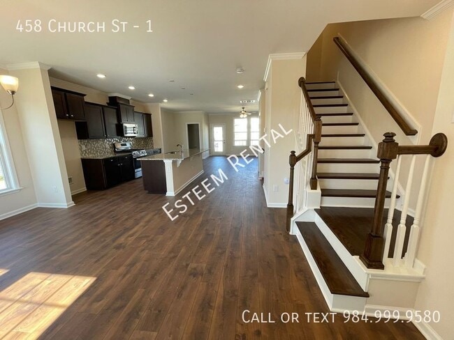 Building Photo - 458 Church St