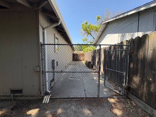 Building Photo - Beautiful 3 Bed, 2 Bath Home in a Desirabl...