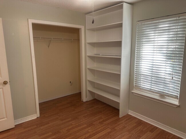 Building Photo - 2026 Church St