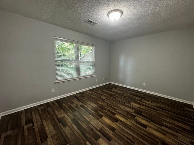 Building Photo - Updated Duplex in Ladson