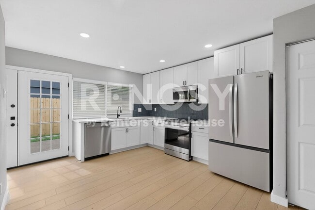Building Photo - Carrollton GEM Ready For Move-in  ****Rent Concession - 2nd Month Free****