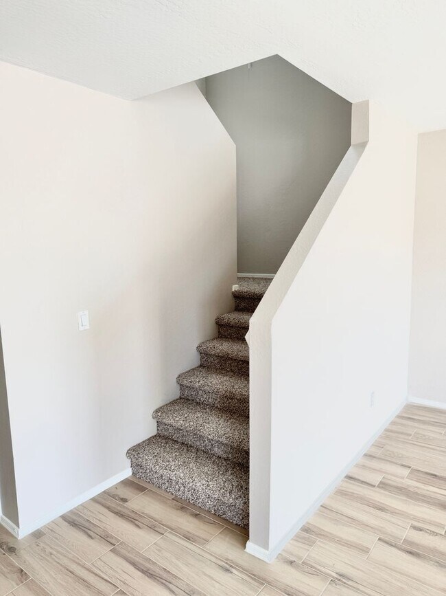 Building Photo - Remodeled 5 Bedroom/3 Bath Home. Upgraded Flooring & Kitchen!