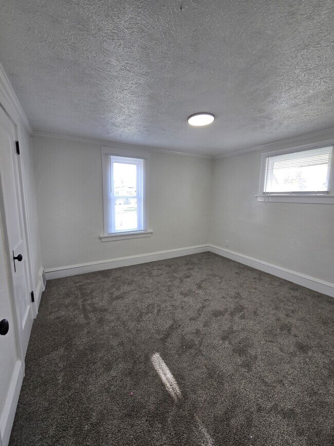 Building Photo - 2108 3rd St SE