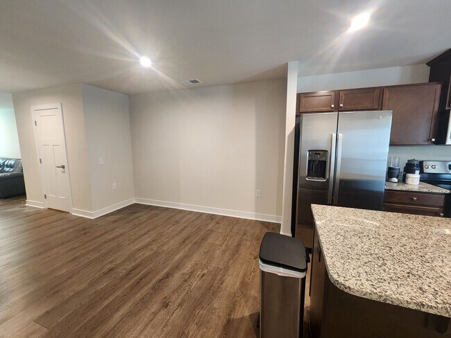 Building Photo - 3 Bedroom Townhome in Troutman