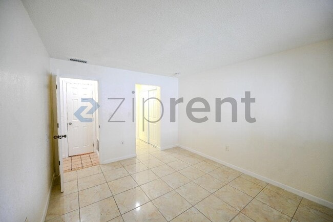 Building Photo - 6040 SW 26th St