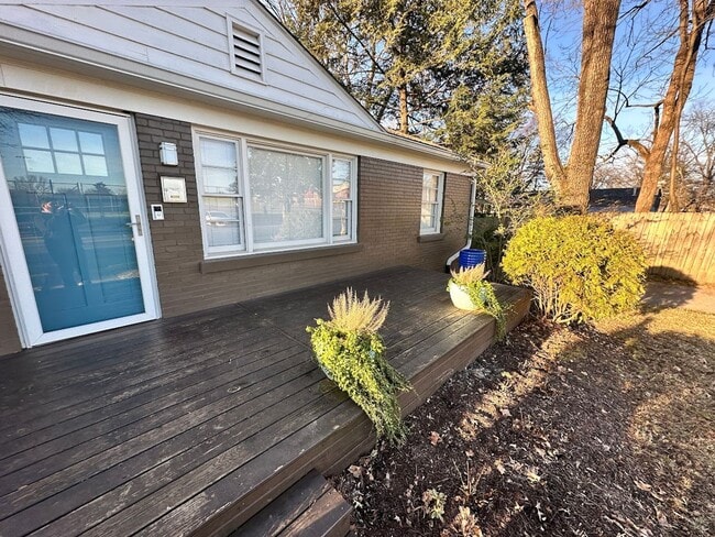 Building Photo - Beautiful House in Picadome! Off-Street Parking, W/D, Breakfast Bar, Deck, Fenced Backyard!