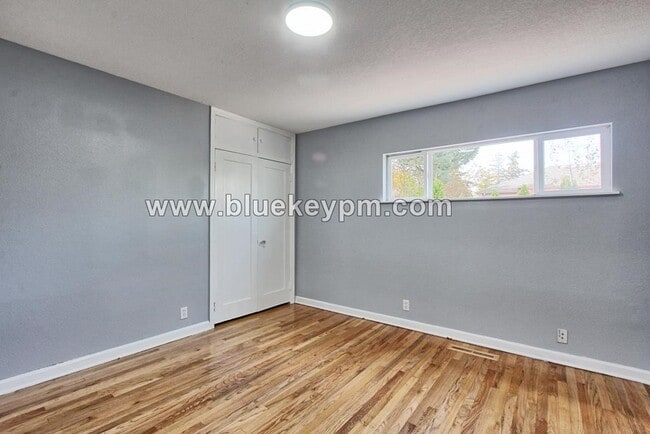 Building Photo - 3 Bed, 2 Bath Home Near Mill City Park in Portland