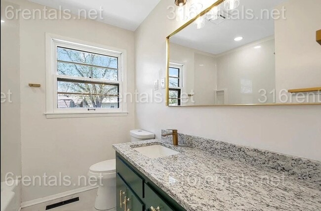 Building Photo - $1795 - 4 bed 2 bath - Single Family Home