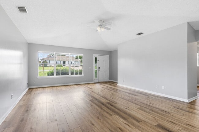 Building Photo - 3 BED | 2 BATH | NEWLY RENOVATED