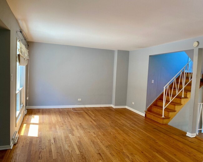 Building Photo - Cozy 3 bedroom 1.5 Bathroom Townhouse! Hardwood Throughout! Parking Included In Rent! Available f...