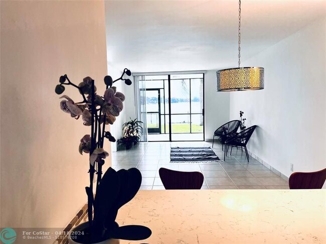 Building Photo - 112 Lake Emerald Dr