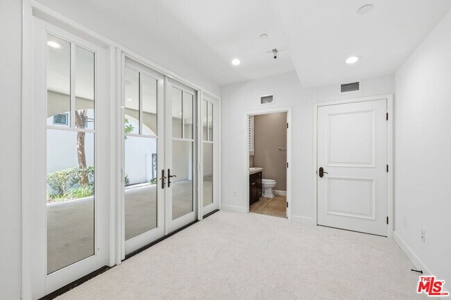 Building Photo - 13079 Bluff Creek Dr