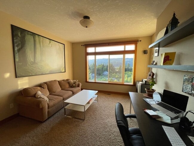 Building Photo - 4 Bedroom Home For Rent In Cascade Locks