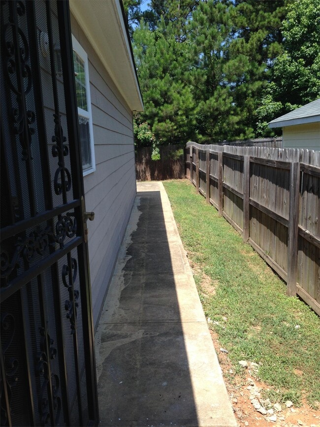 Building Photo - 817 Pine Hill Ct
