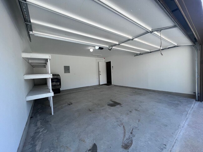 Building Photo - Move-In Ready 4-Bedroom Home Near Tesla, Airport & Downtown Austin