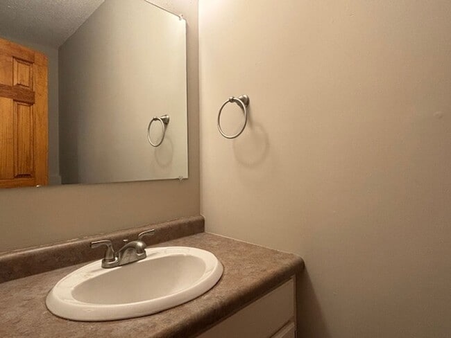 Building Photo - Awesome 2 BR/1.5 BA Townhome in St. Paul!