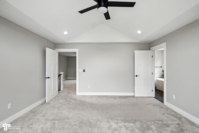 Building Photo - Charming & Updated 4BD/2.5BA!