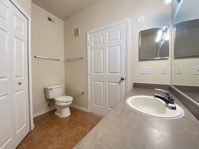 Building Photo - 6025 Westgate Dr